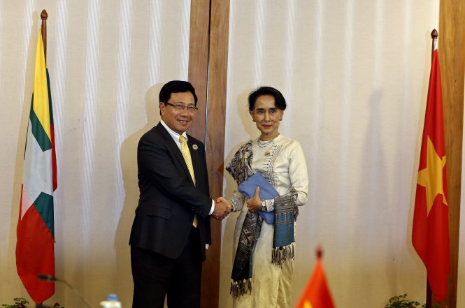 Phó thủ tướng, Bộ trưởng Bộ Ngoại giao Phạm Bình Minh đã có cuộc gặp với bà Aung San Suu Kyi - cố vấn quốc gia, ngoại trưởng Myanmar - trong khuôn khổ Hội nghị bộ trưởng ngoại giao ASEAN lần thứ 49 và các hội nghị liên quan tại thủ đô Vientiane (Lào) - Ảnh: TTXVN