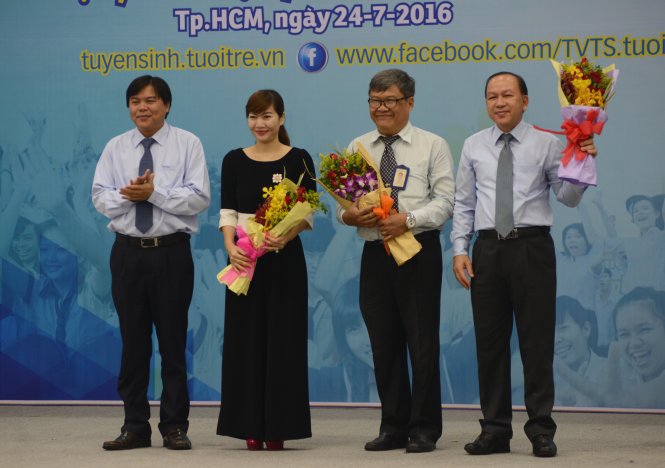 Ông Tăng Hữu Phong - tổng biên tập báo Tuổi Trẻ - tặng hoa cho các đơn vị đồng hành - Ảnh: DUYÊN PHAN