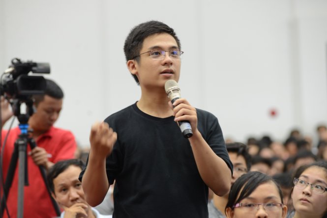 Một học sinh trường THPT Nguyễn Thượng Hiền đặt câu hỏi cho hội đồng tư vấn - Ảnh: DUYÊN PHAN