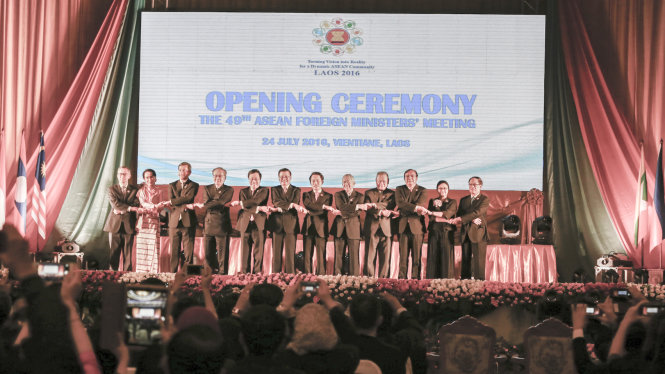 Ngoại trưởng các nước ASEAN, Tổng thư ký ASEAN Lê Lương Minh, và Thủ tướng Lào Thongloun Sisoulith chụp hình lưu niệm tại lễ khai mạc Hội nghị AMM-49 tại thủ đô Vientiane, Lào - Ảnh: Q.TR.