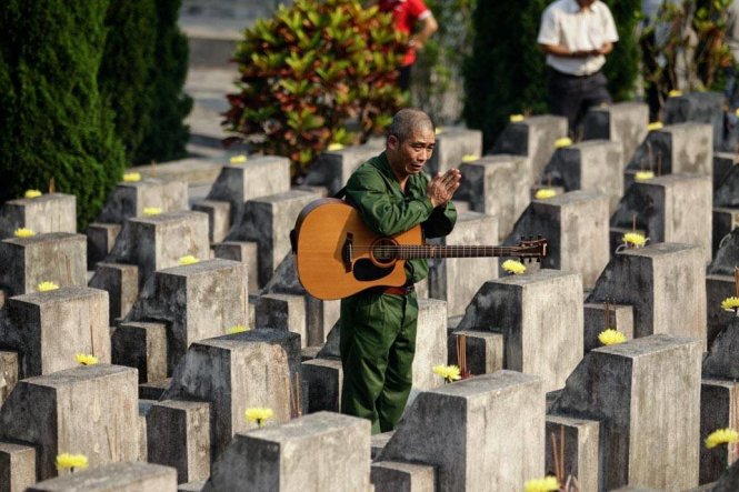 Cựu chiến binh, nhạc sĩ Trương Quý Hải, chắp tay trước những bia mộ của các đồng đội tại nghĩa trang Quốc gia Vị Xuyên (Hà Giang), nghĩa trang Vị Xuyên là nơi an nghỉ của hàng nghìn liệt sĩ hy sinh tại trận chiến bảo vệ Biên giới phía Bắc (1979-1990) nhiều ngôi mộ hiện vẫn còn khuyết danh - Ảnh: Nguyễn Khánh