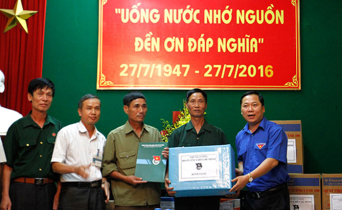 Anh Nguyễn Phi Long tặng quà cho các đồng chí thương, bệnh binh tại trung tâm