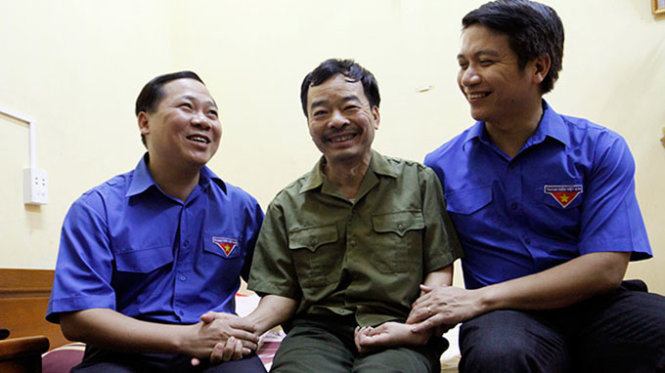 Anh Nguyễn Phi Long (bìa trái) thăm hỏi, động viên một số đồng chí thương bệnh, binh tại phòng