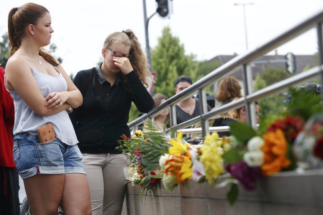 Người dân Đức đặt hoa tưởng niệm các nạn nhân thiệt mạng trong vụ tấn công tại Munich - Ảnh: Reuters