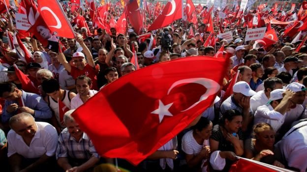Quảng trường Taksim của Istanbul trở thành biển cờ đỏ trong 
