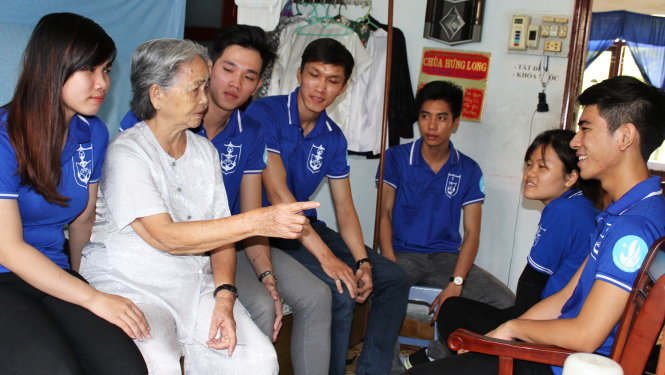 Chiến sĩ Mùa hè xanh ĐH Giao thông vận tải TP.HCM tặng quà và trò chuyện cùng cụ Cao Thị Đậu (86 tuổi) tại Trung tâm Dưỡng lão Thị Nghè - Ảnh: Q.L.