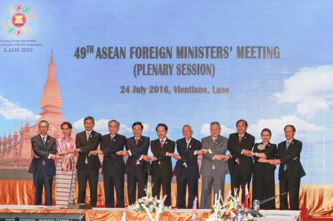 Ngoại trưởng các nước ASEAN và Tổng thư ký ASEAN Lê Lương Minh (bìa phải) trong phiên họp toàn thể tại Vientiane ngày 24-7 - Ảnh: Q.TR.