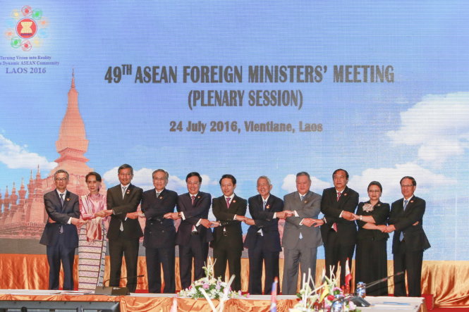 Ngoại trưởng các nước ASEAN và Tổng thư ký ASEAN Lê Lương Minh (bìa phải) trong phiên họp toàn thể tại Vientiane ngày 24-7  - Ảnh: Q.TR.