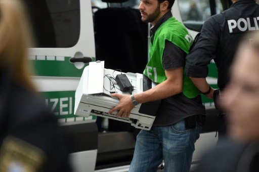 Cảnh sát Đức thu giữ chứng cứ tại một căn hộ ở Munich sau vụ thảm sát - Ảnh: AFP
