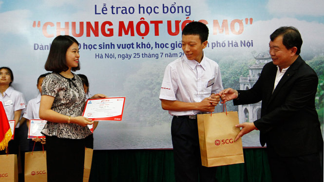 Đại diện Thành đoàn Hà Nội và tập đoàn SCG trao phần quà cho các em - Ảnh: NAM TRẦN