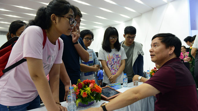 PGS.TS Trần Văn Nghĩa, phó cục trưởng Cục Khảo thí và kiểm định chất lượng giáo dục Bộ GD-ĐT, tư vấn cho phụ huynh và học sinh tại Ngày hội tư vấn xét tuyển ĐH, CĐ 2016 - Ảnh: DUYÊN PHAN