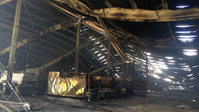 Khung cảnh đổ nát tan hoang bên trong xưởng sản xuất của nhà máy sau vụ cháy - Ảnh: HOÀNG QUYÊN