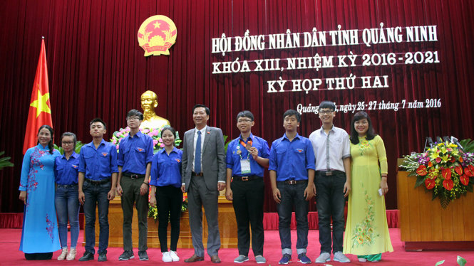Lãnh đạo HĐND tỉnh Quảng Ninh chụp ảnh cùng các em học sinh, sinh viên tiêu biểu tham dự kỳ họp - Ảnh: ĐỨC HIẾU