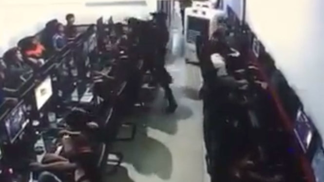 Hình ảnh camera tại quán ghi lại cảnh ẩu đả, tấn công dẫn đến việc nạn nhân N. tử vong tại tiệm net huyện Ea Kar