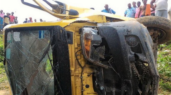 Chiếc xe chở học sinh bị biến dạng sau tai nạn - Ảnh: india.com