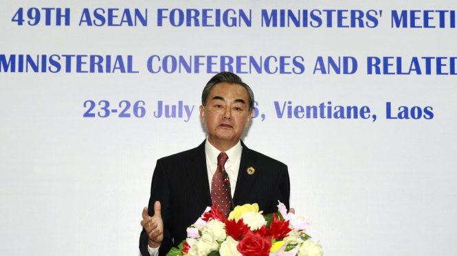 Ngoại trưởng Trung Quốc Vương Nghị tại cuộc họp báo bên lề Hội nghị Ngoại trưởng ASEAN ngày 25-7 - Ảnh: Q.TR.