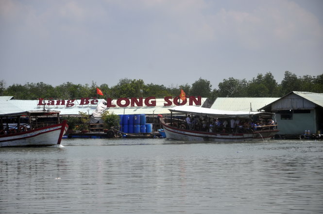 Một chiếc tàu đưa du khách cập làng bè ở xã Long Sơn (TP Vũng Tàu) trưa 24-7 - Ảnh: Đông Hà