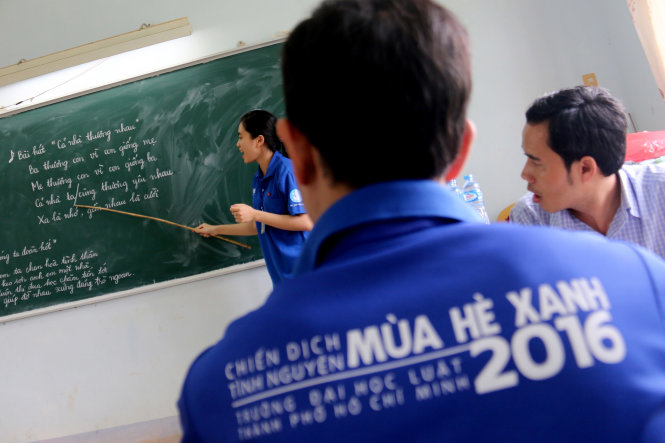 Một buổi học hát của 32 học viên lớp tiếng Việt, các sinh viên tình nguyện cho các học viên đánh vần, tập đọc sau đó bắt nhịp hát từng câu  - Ảnh: NGỌC HIỂN

