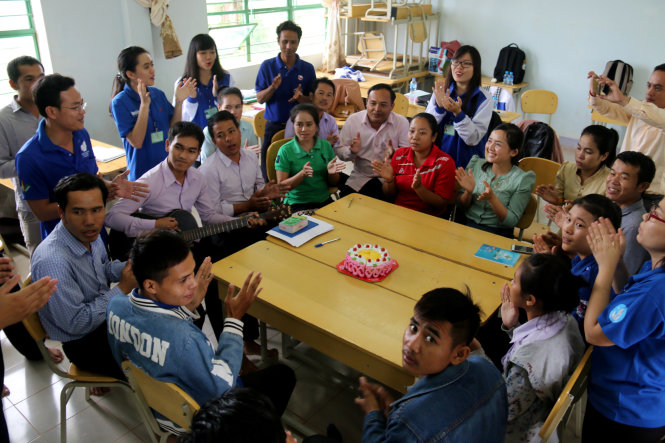 Các học viên Lào tổ chức sinh nhật cho giảng viên Lường Minh Sơn ngay trong lớp học với bánh kem, âm nhạc và những tiếng vỗ tay - Ảnh: NGỌC HIỂN