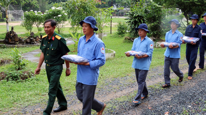 Đội K93 đưa hài cốt liệt sĩ quân tình nguyện VN từ Campuchia về VN Ảnh: Văn Tranh