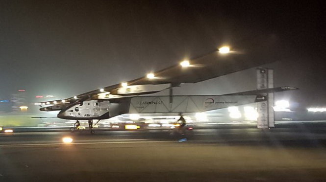 Máy bay Solar Impulse 2 đáp xuống Abu Dhabi sáng 26-7 - Ảnh: AP