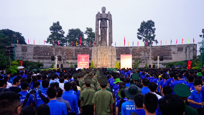 Đông đảo đoàn viên, thanh niên tham dự thắp nến tri ân tại Nghĩa trang liệt sĩ TP.HCM tối 26-7 - Ảnh: QUANG ĐỊNH