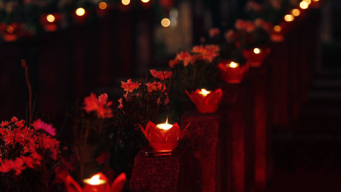 Hàng ngàn ngọn nến tri ân được thắp sáng tại Nghĩa trang Liệt sĩ thành phố Hà Nội - Ảnh: NAM TRẦN
