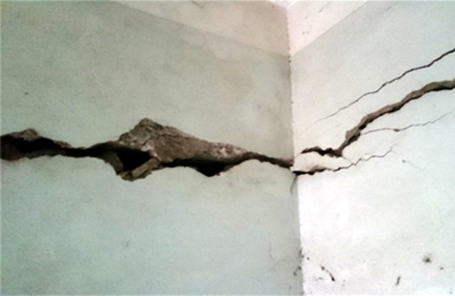 Khi vết nứt ăn sâu vào gạch, nên liên hệ với đơn vị chuyên sửa nhà để đảm bảo chất lượng