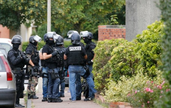 Cảnh sát Pháp tập trung gần khu vực xảy ra vụ tấn công nhà thờ ở Normandy - Ảnh: AFP