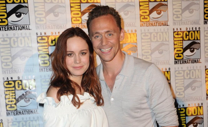 Brie Larson và Tom Hiddleston tại Comic - Con 2016 nơi cô xác nhận mình sẽ là Thuyền trưởng Marvel - Ảnh Getty