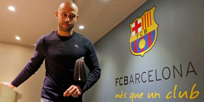 Mascherano trong buổi lễ ký hợp đồng với Barca. Ảnh: Barca.com