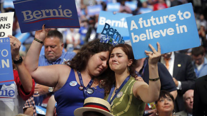 Những người ủng hộ ông Bernie Sanders xúc động khi nghe ông phát biểu tại ngày khai mạc đại hội - Ảnh: Reuters