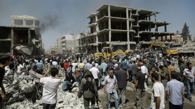 Khung cảnh tan hoang tại hiện trường vụ đánh bom ngày 27-7 ở Qamishli - Ảnh: AFP