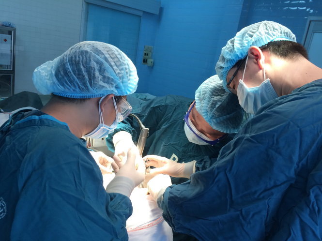 Các bác sĩ phẫu thuật hàm mặt cho một bệnh nhân - Ảnh: L.TH.H