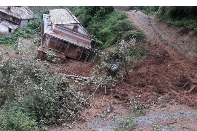 Lở đất làm sập nhà tại Rajali, Nepal - Ảnh: Prakash Singh