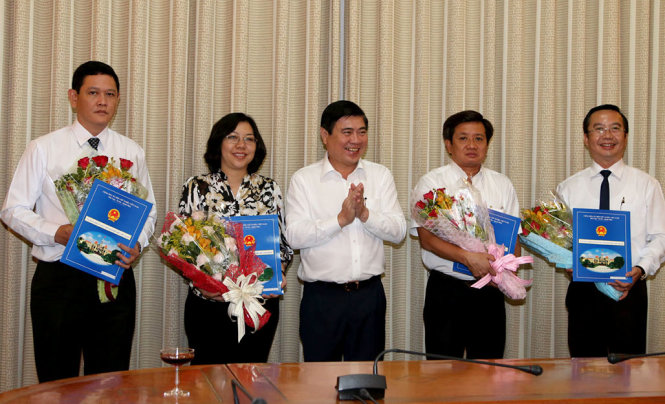 Chủ tịch UBND TPHCM Nguyễn Thành Phong trao quyết định chuẩn y cho lãnh đạo UBND Quận 1 - Ảnh: MAI HƯƠNG
