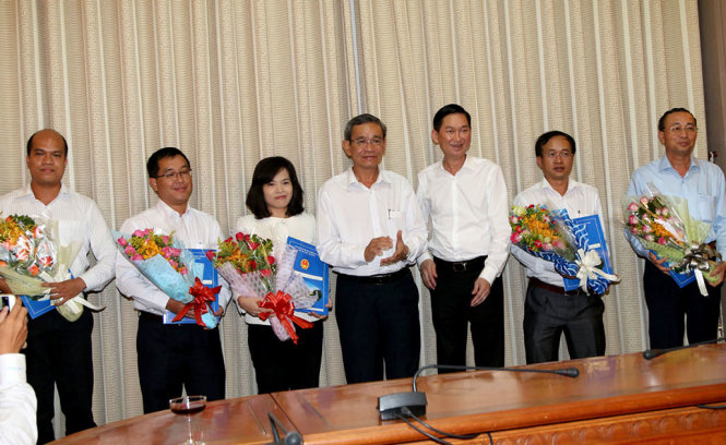 Phó Chủ tịch UBND TPHCM Trần Vĩnh Tuyến trao quyết định chuẩn y cho lãnh đạo UBND Quận 2 - Ảnh: MAI HƯƠNG