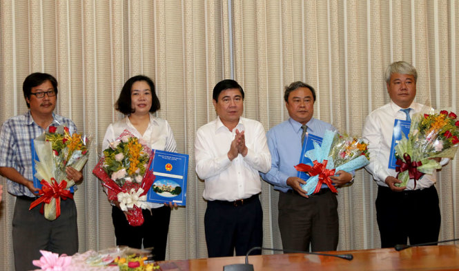 Chủ tịch UBND TPHCM Nguyễn Thành Phong trao quyết định chuẩn y cho lãnh đạo UBND Quận 3 - Ảnh: MAI HƯƠNG