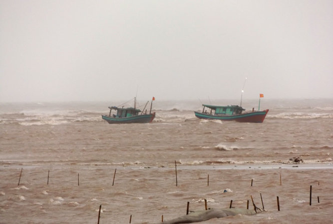 Hai tàu thuyền đang gặp nạn trên vùng biển Quất Lâm - Ảnh: N.H.THANH