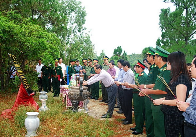 Đoàn lãnh đạo của tỉnh Quảng Bình dâng hương viếng mộ Đại tướng Võ Nguyên Giáp tại vũng Chùa - đảo Yến - Ảnh Phan Hoà