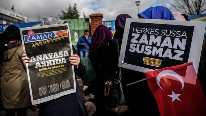 Người dân đọc tờ báo Zaman số ra cuối cùng hôm 5-3-2016. Tờ báo này được cho là có liên quan đến giáo sĩ Gulen - Ảnh: AFP
