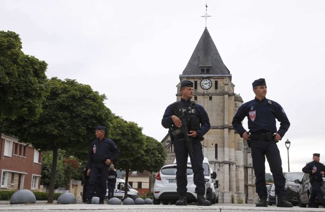 Cảnh sát Pháp đứng gác phía trước nhà thờ ở Normandy sau một ngày xảy ra vụ tấn công khiến một tu sĩ thiệt mạng - Ảnh: Reuters