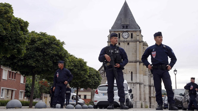 Cảnh sát Pháp đứng gác phía trước nhà thờ ở Normandy sau một ngày xảy ra vụ tấn công khiến một tu sĩ thiệt mạng - Ảnh: Reuters