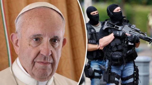 Giáo hoàng Francis cho rằng đang có một cuộc thế chiến thứ 3 xảy ra trên thế giới sau một loạt các vụ tấn công khủng bố ở châu Âu - Ảnh: Express