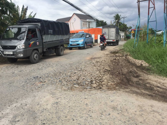 Đoạn đường giáp ranh giữa TP Cần Thơ và tỉnh Hậu Giang hư hỏng do xe tải “né” trạm thu phí chạy vào - Ảnh: CHÍ QUỐC