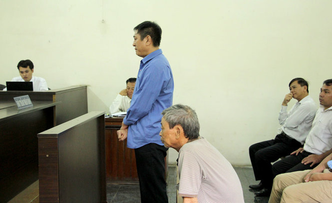 Bị cáo Phạm Nhật Kiều và bị cáo Lê Mạnh Dũng tại tòa - Ảnh: MINH BẰNG