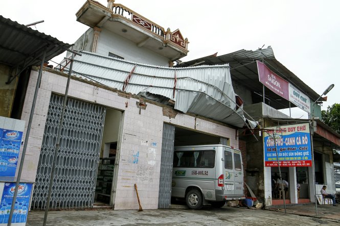 Một mái nhà của người dân tại huyện Đông Hưng bị tốc bay - Ảnh: NAM TRẦN
