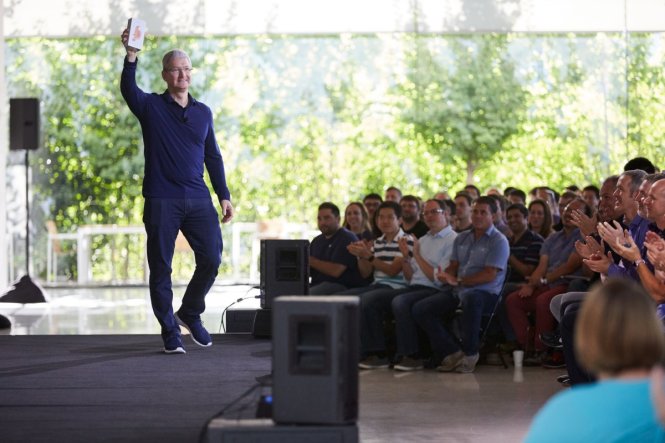 Giám đốc điều hành Apple, Tim Cook, tại cuộc họp với các nhân viên - Ảnh: Apple