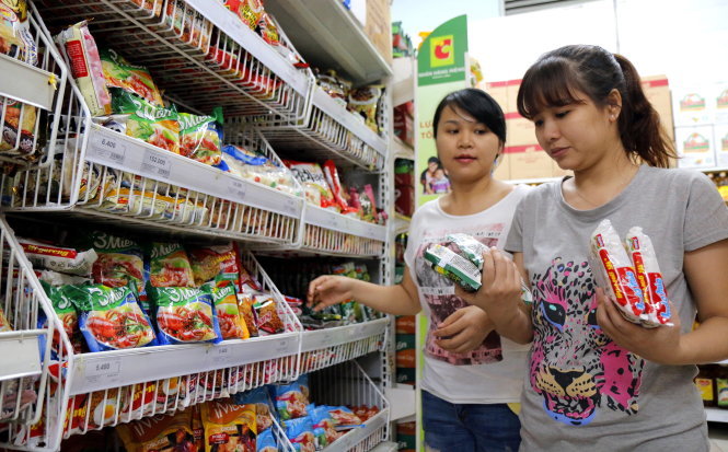 Người tiêu dùng chọn mua mì gói tại một siêu thị ở TP.HCM - Ảnh: NGỌC DƯƠNG