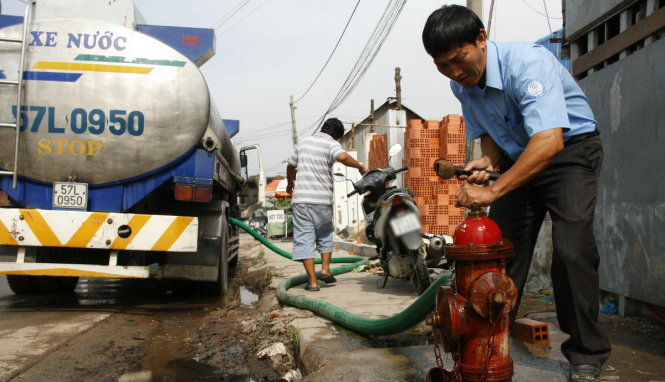 Sawaco cho biết sẽ tăng cường xe bồn cung cấp nước tại các khu vực bị ảnh hưởng trong thời gian tạm ngưng nước - Ảnh: Q.KHẢI